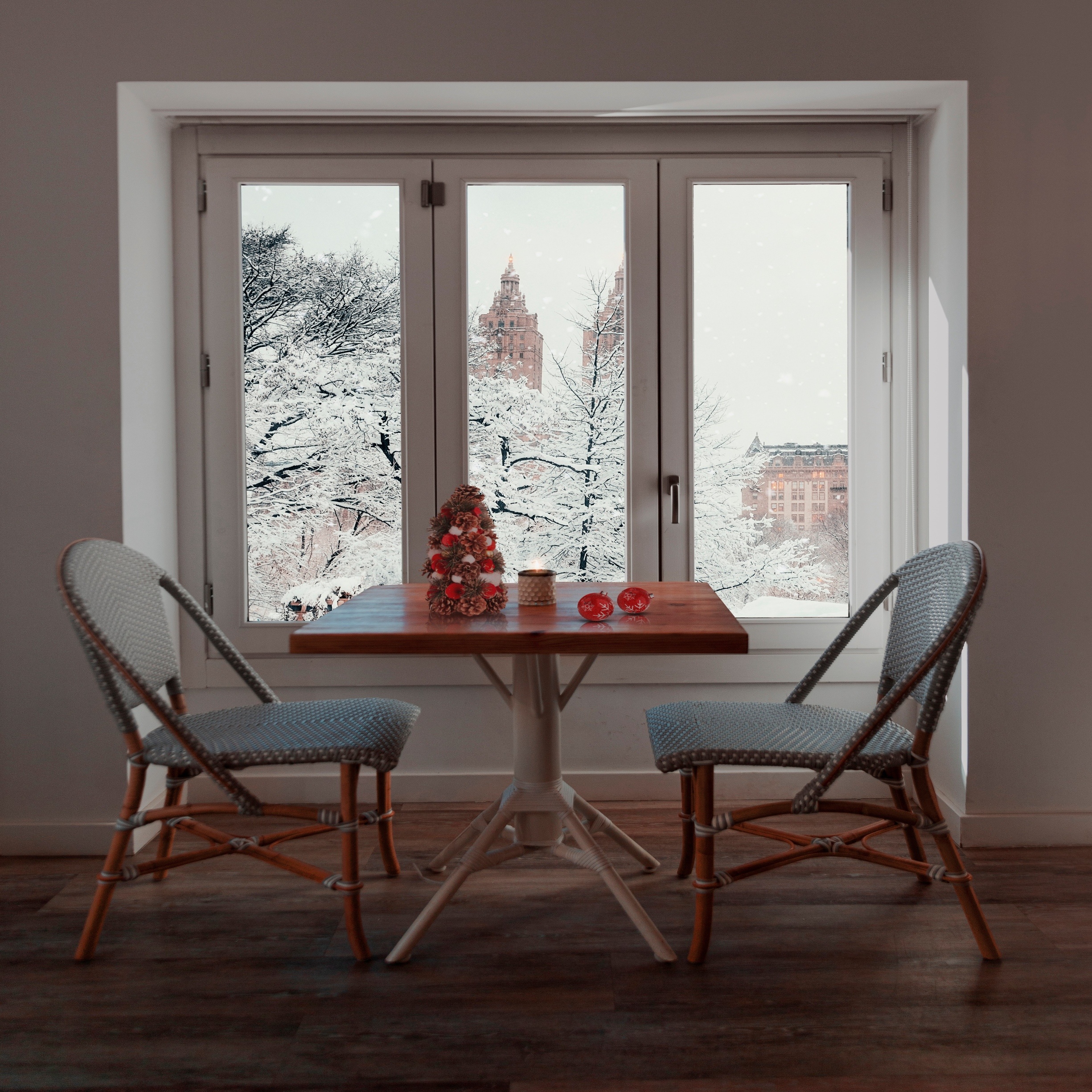 snowy-window-with-christmas-interior-decor2